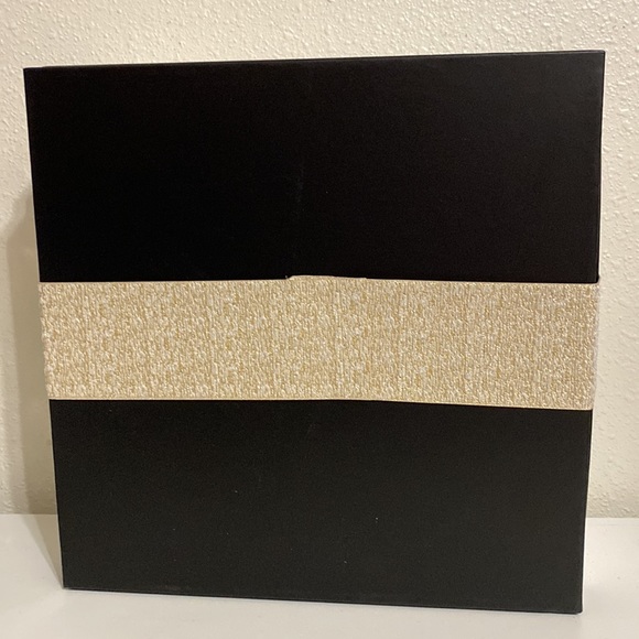 Chanel Gift Box Holiday 2023 see all photos - Picture 4 of 15